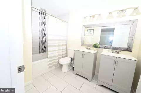 Bath - 3913 Stokes Dr, Baltimore, MD 21229 photo 5 of 8