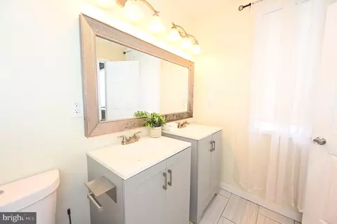 Bath - 3913 Stokes Dr, Baltimore, MD 21229 photo 3 of 8