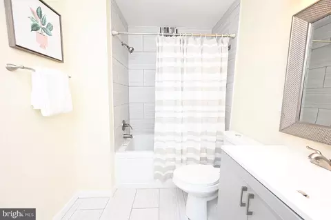 Bath - 3913 Stokes Dr, Baltimore, MD 21229 photo 6 of 8