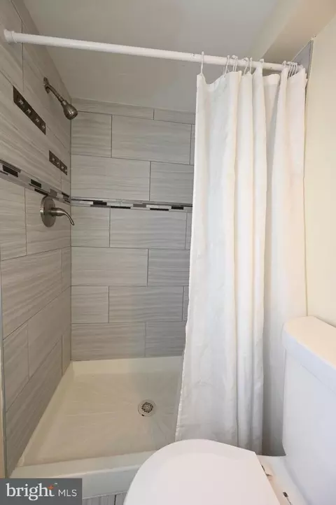 Bath - 3913 Stokes Dr, Baltimore, MD 21229 photo 7 of 8