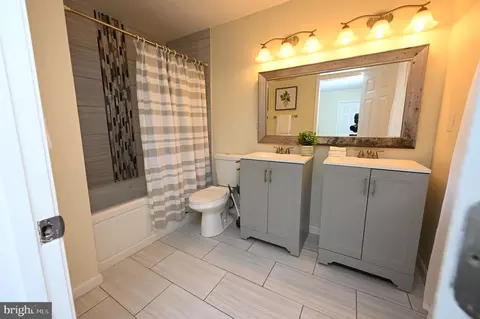 Bath - 3913 Stokes Dr, Baltimore, MD 21229 photo 2 of 8