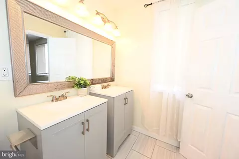 Bath - 3913 Stokes Dr, Baltimore, MD 21229 photo 1 of 8