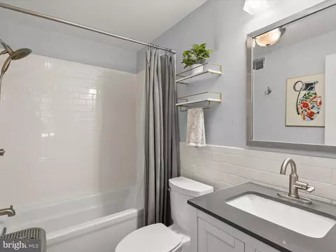 Bath - 1803 Jackson St, Baltimore, MD 21230 photo 1 of 3