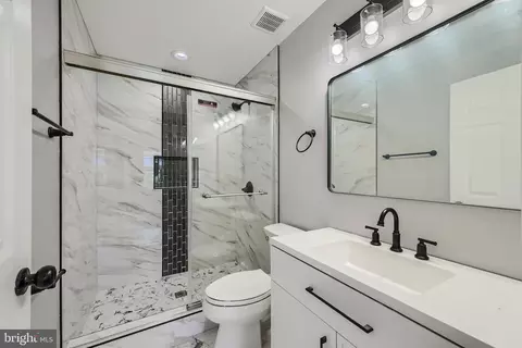 Bath - 616 N Streeper St N, Baltimore, MD 21205 photo 2 of 5