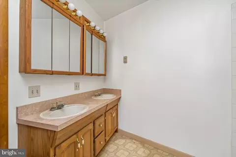 Bath - 2316 Fleet St, Baltimore, MD 21224 photo 3 of 3