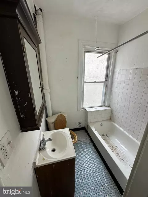 Bath - 904 E Preston St, Baltimore, MD 21202 photo 2 of 2
