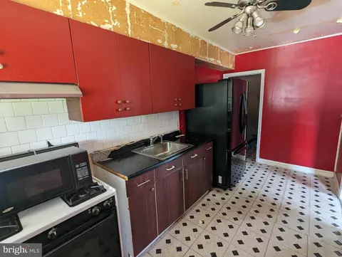 Entry Way - 8 Mardrew Rd, Baltimore, MD 21229 photo 3 of 5
