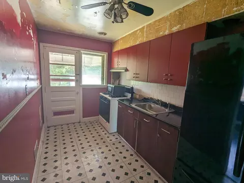 Entry Way - 8 Mardrew Rd, Baltimore, MD 21229 photo 2 of 5