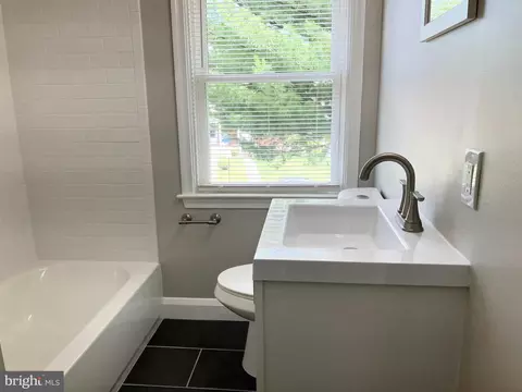 Bath - 1057 Upnor Rd, Baltimore, MD 21212 photo 2 of 3