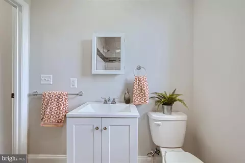 Bath - 2901 Elgin Ave, Baltimore, MD 21216 photo 2 of 3