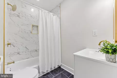 Bath - 339 Marydell Rd, Baltimore, MD 21229 photo 3 of 4