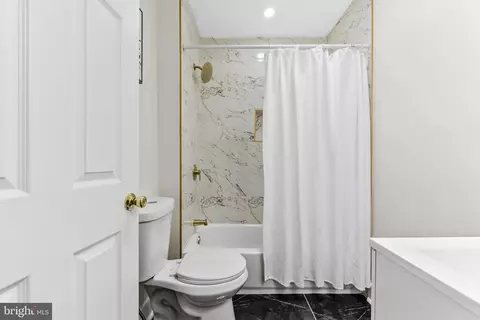 Bath - 339 Marydell Rd, Baltimore, MD 21229 photo 2 of 4