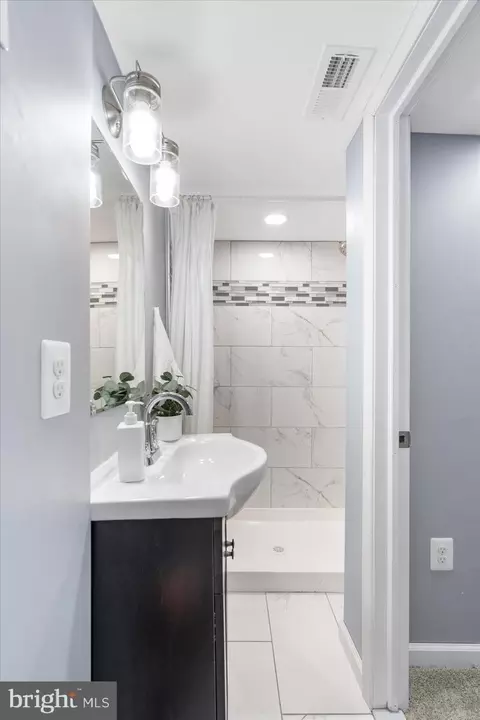 Bath - 1214 Glenhaven Rd, Baltimore, MD 21239 photo 1 of 4