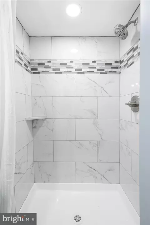 Bath - 1214 Glenhaven Rd, Baltimore, MD 21239 photo 2 of 4