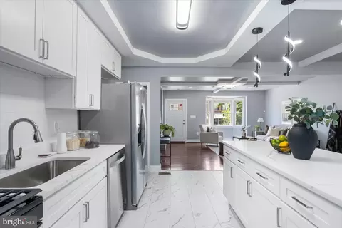 Entry Way - 1214 Glenhaven Rd, Baltimore, MD 21239 photo 4 of 6
