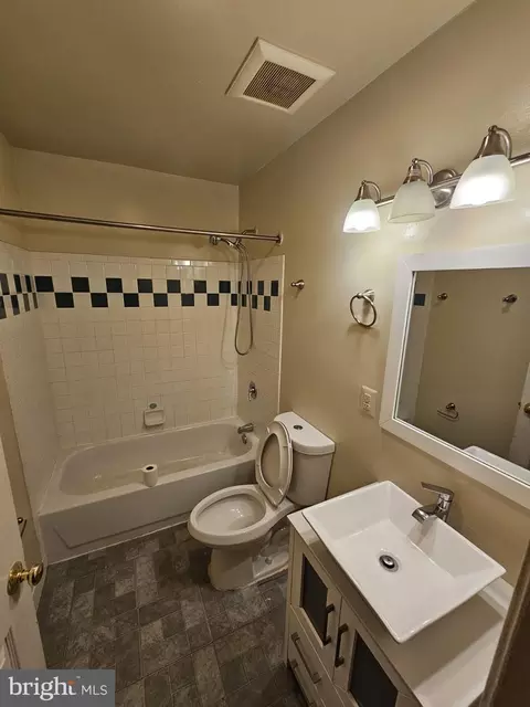 Bath - 224 Aisquith St, Baltimore, MD 21202 photo 1 of 2