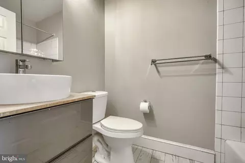 Bath - 11 W Biddle St #11B, Baltimore, MD 21201 photo 2 of 4