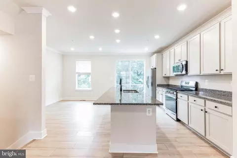 Entry Way - 4205 Laplata Ave, Baltimore, MD 21211 photo 5 of 10