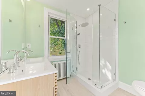 Bath - 2702 Hamilton Ave, Baltimore, MD 21214 photo 2 of 6