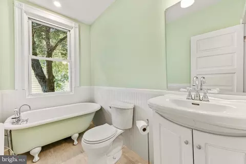 Bath - 2702 Hamilton Ave, Baltimore, MD 21214 photo 5 of 6