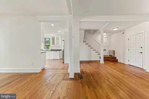 Entry Way - 2702 Hamilton Ave, Baltimore, MD 21214 photo 4 of 5