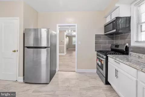 Entry Way - 3942 Belvieu Ave, Baltimore, MD 21215 photo 3 of 6