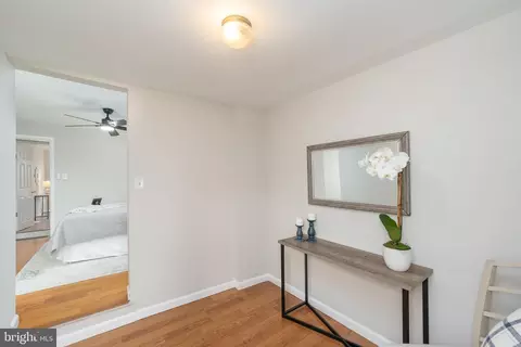 Entry Way - 31 E Heath St, Baltimore, MD 21230 photo 7 of 10