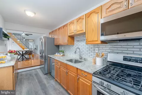 Entry Way - 31 E Heath St, Baltimore, MD 21230 photo 5 of 10