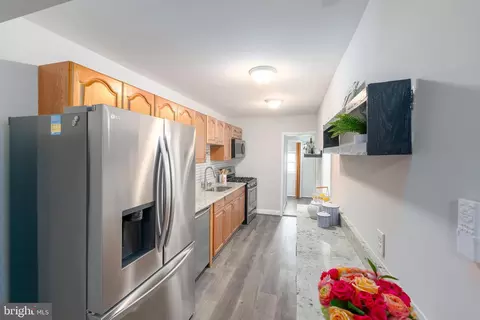 Entry Way - 31 E Heath St, Baltimore, MD 21230 photo 4 of 10