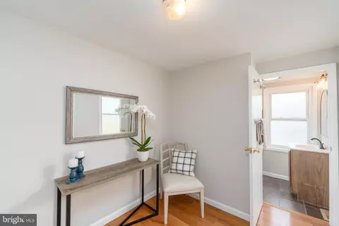 Entry Way - 31 E Heath St, Baltimore, MD 21230 photo 8 of 10