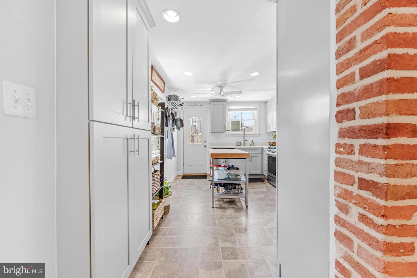 Entry Way - 1806 Byrd St, Baltimore, MD 21230 photo 5 of 9