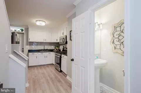 Entry Way - 124 N Glover St, Baltimore, MD 21224 photo 5 of 11