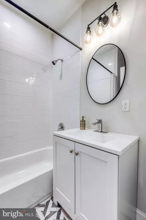Bath - 2920 Walbrook Ave, Baltimore, MD 21216 photo 2 of 4