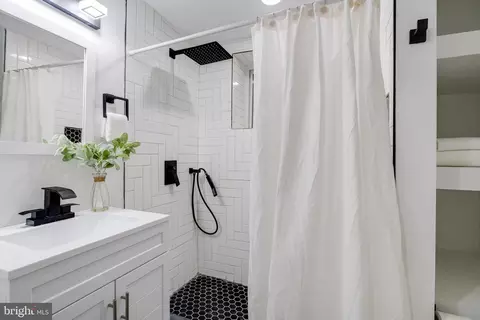 Bath - 2844 Ellicott Dr, Baltimore, MD 21216 photo 3 of 3