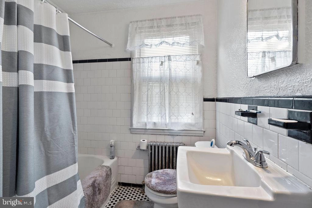 Bath - 706 Kevin Rd, Baltimore, MD 21229 photo 1 of 1