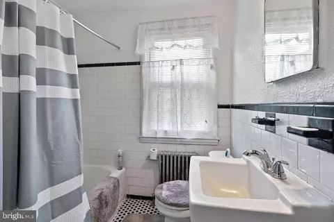 Bath - 706 Kevin Rd, Baltimore, MD 21229 photo 1 of 1