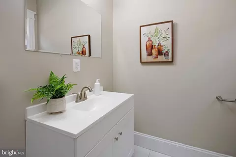 Bath - 334 N Hilton St, Baltimore, MD 21229 photo 2 of 3