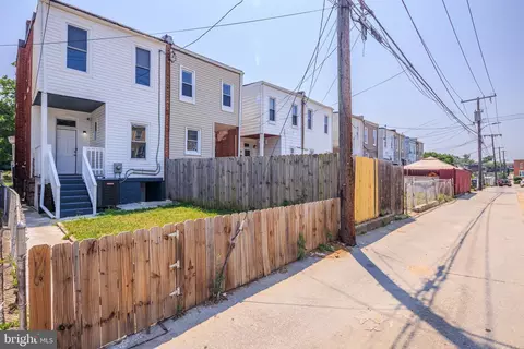 Exterior - 334 N Hilton St, Baltimore, MD 21229 photo 5 of 11