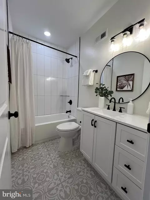 Bath - 2004 Braddish Ave, Baltimore, MD 21216 photo 3 of 5