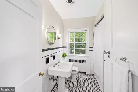 Bath - 1207 Windemere Ave, Baltimore, MD 21218 photo 1 of 1