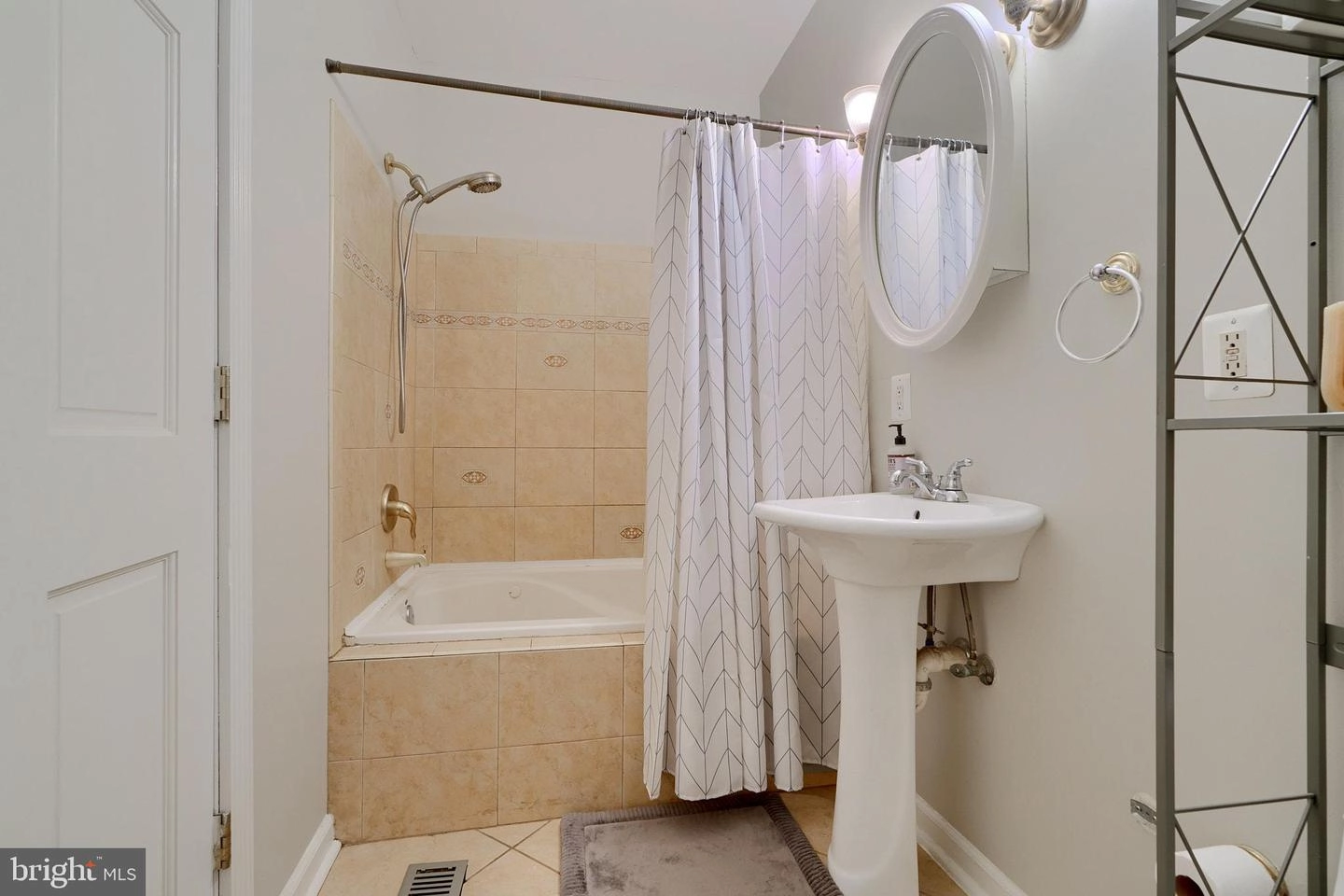 Bath - 2714 E Fairmount Ave, Baltimore, MD 21224 photo 3 of 7