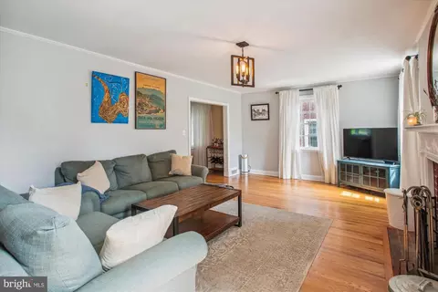 Living - 4020 Deepwood Rd, Baltimore, MD 21218 photo 1 of 3