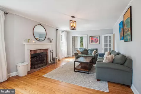 Living - 4020 Deepwood Rd, Baltimore, MD 21218 photo 2 of 3