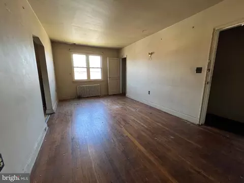 Living - 5323 Nelson Ave, Baltimore, MD 21215 photo 3 of 4