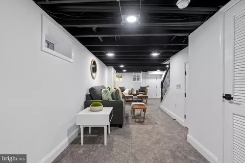 Entry Way - 1432 E Lanvale St, Baltimore, MD 21213 photo 10 of 12