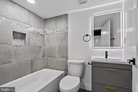 Bath - 1432 E Lanvale St, Baltimore, MD 21213 photo 8 of 9