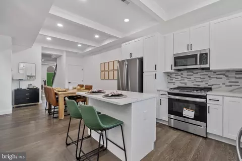 Entry Way - 1432 E Lanvale St, Baltimore, MD 21213 photo 6 of 12