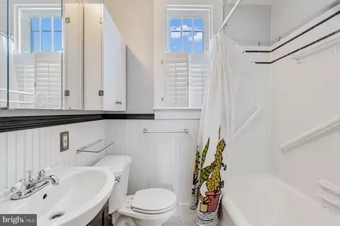 Bath - 3209 Evergreen Ave, Baltimore, MD 21214 photo 1 of 5