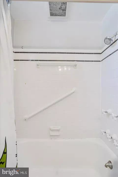 Bath - 3209 Evergreen Ave, Baltimore, MD 21214 photo 3 of 5