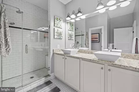 Bath - 1045 S Baylis St, Baltimore, MD 21224 photo 3 of 4